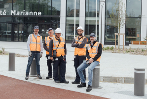 Equipe Bouygues devant la Cité Marianne